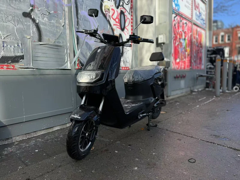 EMMO Vovo Electric Scooter (Showroom Demo) - Canada
