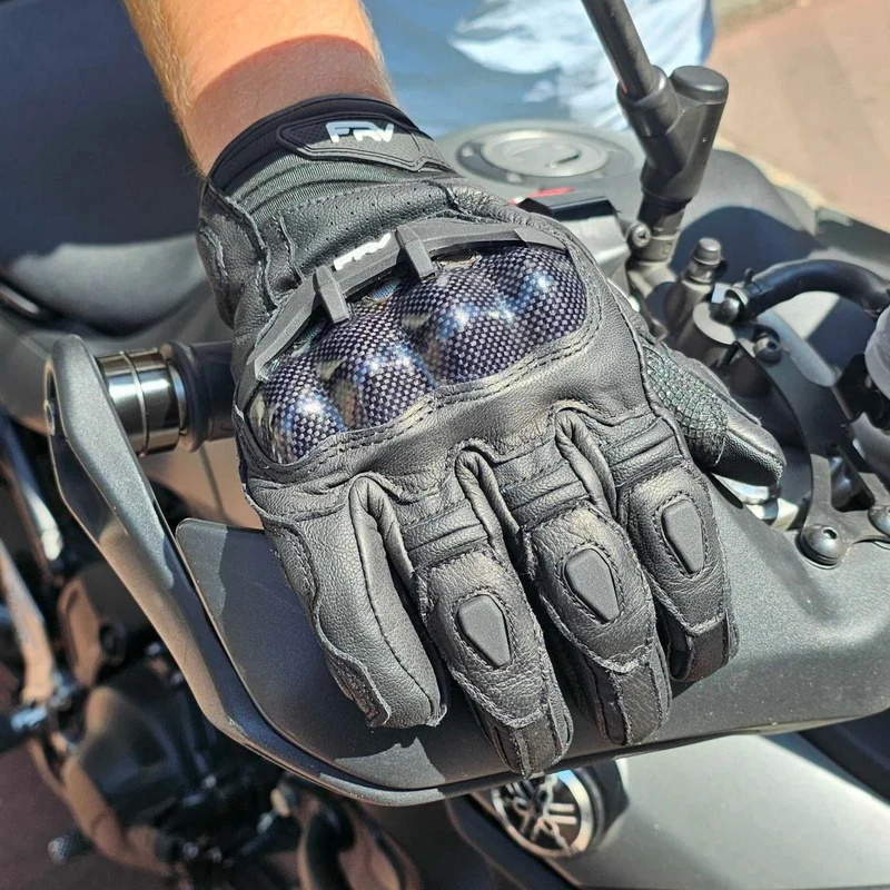 Gants FRV Cuir Carbone Racing : Pour une Conduite en Toute Saison