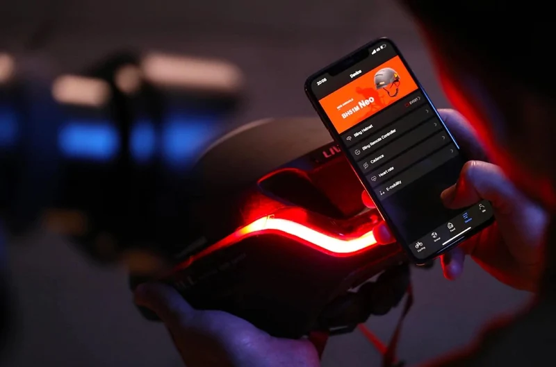 Casque ultra-connecté clignotant Livall EVO21 pour trottinette électrique